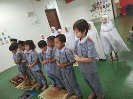 Adalah cacat pendengaran separa atau sepenuhnya, yang biasanya berlaku selepas telah mempunyai pengalaman bercakap. Q Dees Sikamat Aktiviti Solat Bagi Kanak Kanak Yang Facebook