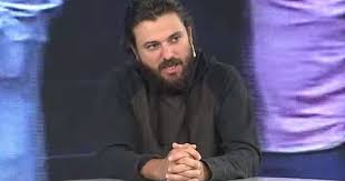 Es licenciado en ciencias sociales y es también fundador y referente del movimiento de trabajadores excluidos. Juan Grabois Cree Que El Gobierno Tiene Una Fe Supersticiosa En El Crecimiento Economico Y Que A Martin Guzman Le Falta Calle Es De Latino News