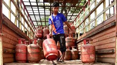 LPG sales dip in april as hormuz closure chokes supplies LPG का बढ़ा संकट, घरेलू से कमर्शियल सिलेंडर तक की बिक्री में बड़ी गिरावट, Business Hindi News - Hindustan