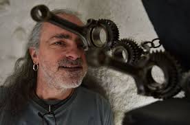 Lot : Phil Defer, l'artiste aux mains d'or qui tord le fer pour faire des  pièces uniques