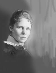 Carola Stern wird 1925 als Erika Assmus im Seebad Ahlbeck auf Usedom  geboren. Ihr Vater stirbt be- reits vor der Geburt, sie wä