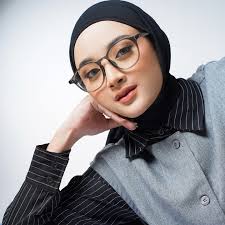 Kalo kamu udah ngincer frame Gruz buruan checkout aja daripada kehabisan  karena stocknya ga banyak 😆 FR GRUZ IDR 129.000 MATERIAL ACETATE STEEL  BLACK BLACK SILVER GOLD BISA DIORDER MELALUI DM OR :