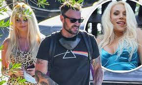 The former beverly hills, 90210 star has recently been spotted with courtney stodden and tina last month, however, green also had lunch with stodden. Brian Austin Green And Courtney Stodden Met Online And Are Talking About Making Music Together Daily Mail Online
