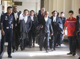 Intentionally lose the pulau batu puteh case. Najib Diwakili 7 Peguam Bela