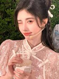 As soon as Bai Lu appeared, Bai Lu immediately "evaporated", Zhao Luxiu was  not equal