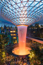 Atrakcija jewel changi airport, singapur: Jewel Changi Airport In Singapore At Night Singapore Changi Airport Changi Airport Singapore Dubai Architecture