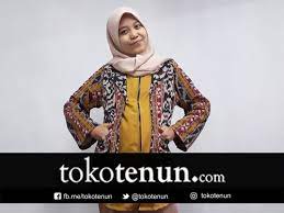 Untuk pakaian bawah, dikenakan saluar celana panjang berwarna hitam yang dihias pada pinggir kaki celananya. 4 Baju Hamil Trendy Dari Kain Tenun Tokotenun Com