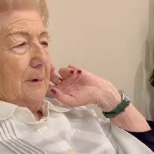 Kena, de 91 años, sufre cada día la soledad no deseada: "A veces me paso  media hora llorando"