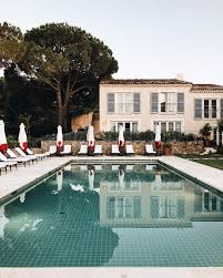 Fin De Journee Au Lou Pinet Ou Lorsque Les Reflets De La Piscine Appellent Au Calme Absolu Day In 2020 Hotel Romantic Breaks Hotel Le Marais