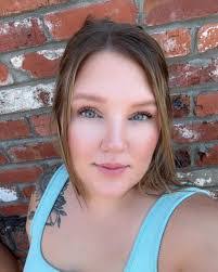 Tessa Calhoun's Instagram, Twitter & Facebook