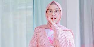 Bikin Pangling Ini 4 Gaya Pemotretan Ria Ricis Kenakan Gaun Serba Hitam Merdeka Com