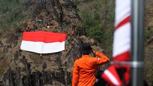 Selasa, 8 desember 2020 | 12:00 wib. Pengibaran Bendera Di Atas Bukit Sepikul Foto Tempo Co