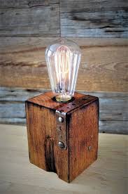 Lampe De Table De Bureau Ou De Chevet Originale Deco Rouillee Et Brulee Lumiere Fait A La Main Bois De Palette Recycle Lamp Halogen Lamp Edison Light Bulbs