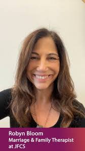 Robyn Bloom's Instagram, Twitter & Facebook