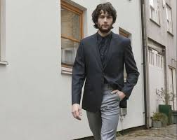 Schwarzes Hemd Kombinieren Stilvolle Ideen Lassig Sakko Blazer Grau Hose Strasse Gehen Schwarzes Hemd Hemd Schwarzer Anzug Schwarzes Hemd