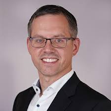 Da haben wir doch gerne Platz genommen auf der „Nah bei dir Bank“ in der  Volksbank Bühl. Meine Kollegin Martina Fessler und ich mit unserem  gemeinsamen Kunden Bernhard Peter nach einer erfolgreichen… |