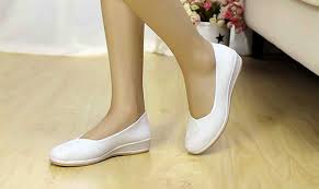 12 Best Shoes For Wide Feet Reviews In 2020 Footwear Boss Nursing Shoes Wide Feet Shoes Nice Shoes