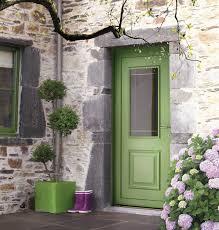 La porte d'entrée est l'une des ouvertures les plus importantes de la maison. Avec Meo Osez La Couleur Pour Venir Dynamiser La Sobriete De La Pierre Meo Porte Menuiserie Pierre Renovatio Habitat Porte Entree Bois Maison En Pierre