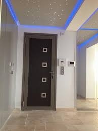 Entree Vestiaire Sols En Travertin Faux Plafond Retro Eclaire Avec Led Ciel Etoile Avec Fibre Optique Plafond Etoile Plafond Design Salle De Cinema Maison