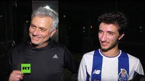 Mourinho lived with his wife matilde in sitges, an affluent district just outside the. Legendarer Trainer Mourinho Spielt In London Mit Seinem Sohn Fussball Rt De