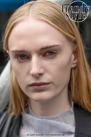 De make-up trends voor lente zomer 2026: rode accenten!