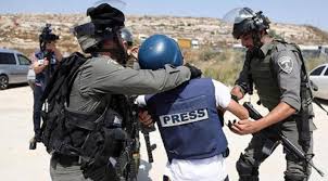 İsrail askerleri, batı şeria'da bir eve düzenlediği baskında 14 yaşındaki çocuğu gözaltına aldı. Filistinli Gazetecilere Israil Zulmu Furkan Haber