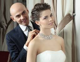 Consigli per un look da sposa in palette per ogni stagione, dall'abito ai gioielli. Come Scegliere I Gioielli Per La Sposa La Parola Ad Enzo Miccio