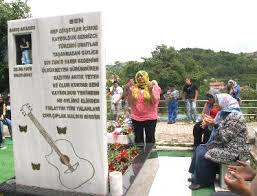 #barışakarsu #barışakarsununmezarı #amasraçok uzun zamandır böyle bir video yapmayı düşünüyordum hatta yıllardır ve bu güne kısmetmiş. Baris Akarsu Mezari Basinda Anildi Bartin Iline Bagli Amasra Ilcesi