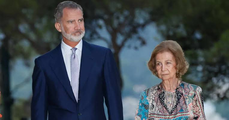Lara Ferreiro, psicóloga, sobre el acto conjunto de Felipe VI y Doña Sofía:  "La ausencia de la Reina Letizia es muy estratégica"