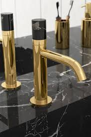gouden design kranen met zwart marmeren details geven de badkamer een exclusieve uitstraling marmer goud kraan zwart marmer gouden badkamer badkamer
