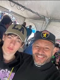 Feliz día a mis pequeños. Los amo profundamente, estoy orgulloso y  agradecido a la vida de que sean mis niños. Disfruten cada momento de la  vida y mi único deseo es que