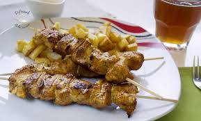 Añadimos la cebolla cortada en daditos y el zumo de limón, el pimentón, la pimienta, la canela, la sal y el aceite de oliva. Disfrutando De La Cocina