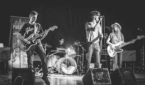 Al basso l'unica donna del gruppo, victoria de angelis, thomas raggi alla chitarra e ethan torchio alla batteria. Intervista A Victoria De Angelis Bassista Della Band Emergente Romana Maneskin Che Ci Parla Di Se E Del Gruppo In Occasione Dell Uscita Del Loro Primo Singolo Chosen La Scuola Fa Notizia