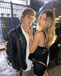 El cantante realizó una oración por las víctimas del atentado terrorista y después llora al interpretar una de sus canciones, abandonando el. Justin Bieber Shares Cute Throwback Snaps With Wife Hailey After Couple Enjoy Date Night In La Readsector