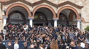 Οι διάσημοι φίλοι του τον αποχαιρετούν καταρρακωμένοι. 7feiui0m4d6d M