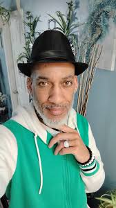 Good Hat Lovers Friday Friends GUEESS