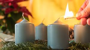 Heutzutage gibt es aber auch adventskränze aus holz, metall, kunststoff, salzteig und vielen anderen materialien. Adventskranz Vier Kerzen Fur Die Wartezeit Br Wissen