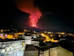 L'attività è confinata a una zona deserta, si escludono rischi per la popolazione. Ultim Ora In Corso Eruzione Dell Etna Lanterna