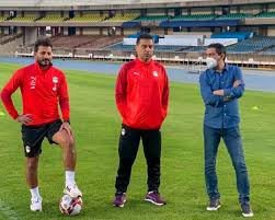 يلعب بمركزي الظهير الأيسر وقلب الدفاع. Ù…Ù†ØªØ®Ø¨ Ù…ØµØ± Ø£ÙŠÙ…Ù† Ø£Ø´Ø±Ù Ø®Ø§Ø±Ø¬ Ù„Ù‚Ø§Ø¡ ÙƒÙŠÙ†ÙŠØ§