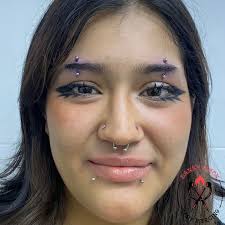Buenas vibras family aquí mostrando un doble piercing de ceja de cada una,  joyería de titanio 16g si gustan algo así manden mensaje al WhatsApp o DM  igual pueden venir a candiani