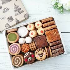 chikaさんはinstagramを利用しています 2019年の初焼きは クッキー缶でした 去年は福岡ツアーに便乗させてもらったり 何かとお世話になっている姉夫婦へ 感謝の気持ちをこめて ラインナップは前回と同じような感じ 厚さや焼成温度 時間を調整 お菓子