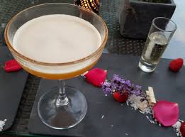 The martini is a cocktail made with gin and vermouth, and garnished with an olive or a lemon twist. P Rnstar Martini Cheesecake Ein Cocktail Als Kuchen Salzig Suss Und Lecker