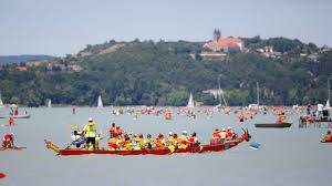Legyen bárhogy, aki teheti, hűsítse magát és ússzon, csónakázzon, élvezze a nyár szépségét. Ma Tartottak A Balaton Atevezest 24 Hu