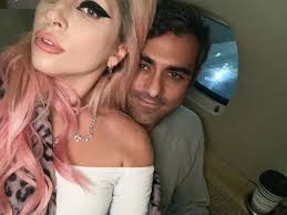 Lady gaga marry the night (born. Freund Schenkt Lady Gaga Xxl Blumenstrauss Zum Geburtstag Promiflash De