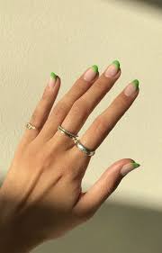 Puede que no sean tendencia, pero son clásicos que siempre resaltan con la piel bronceada. Gelish Morado En Pies Novocom Top