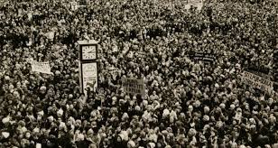 Nach mehreren monaten schwerer repression von der stadtpolizei zürich, wo gewalt und grosse einschränkungen des versammlungs. 24 10 1975 Frauenstreik In Island Dame Von Welt