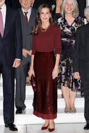La reina Letizia combina una falda de lentejuelas de Massimo Dutti con un  jersey de cashmere y anticipa el look más elegante para Navidad | Telva.com