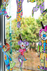 Fensterbilder vorlagen kreidemaler download : Frohliche Fensterdeko Diy Bunte Clowns Girlande
