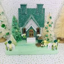 Saint Patrick Day Putz House Avec Pot De Gold Large En Blanc Et Vert Chance De La Maison De Paillettes Putz Irland Putz Houses Glitter Houses Whimsical Decor