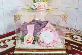 Memberikan perhiasan harus memperhatikan banyak hal seperti jenisnya, beratnya, modelnya, hingga ukurannya. 10 Bawaan Lamaran Atau Hantaran Lamaran Pernikahan Perencana Keuangan Pertama Yang Tercatat Ojk